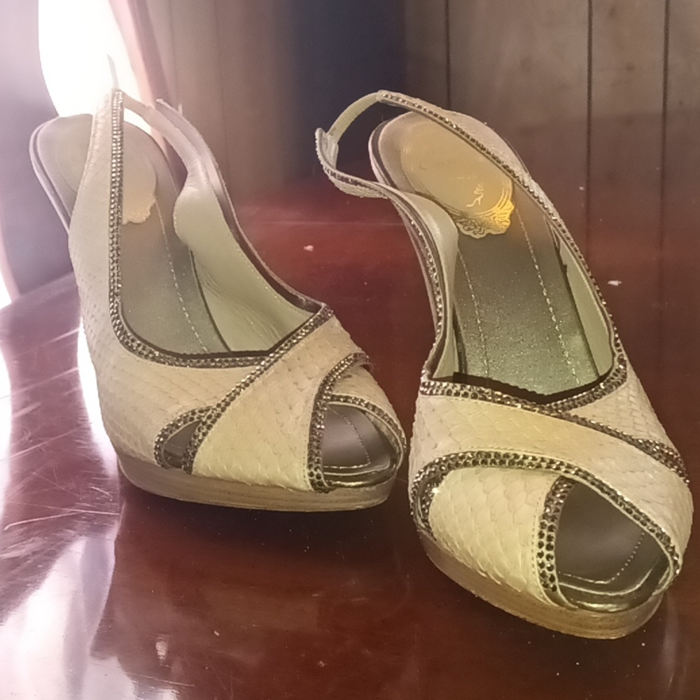 Rene caovilla size 6.5 tan color glitter bottom